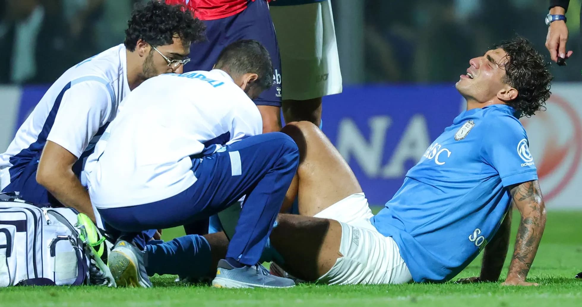 Jugador lesionado siendo atendido por el personal médico