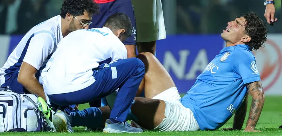 Jugador lesionado siendo atendido por el personal médico