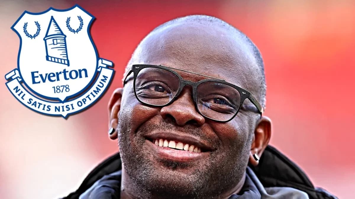 Hombre sonriendo con gafas junto al logo de Everton