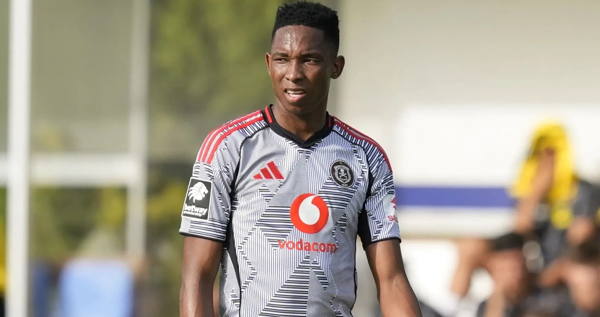 Jugador de Orlando Pirates en el campo durante un partido