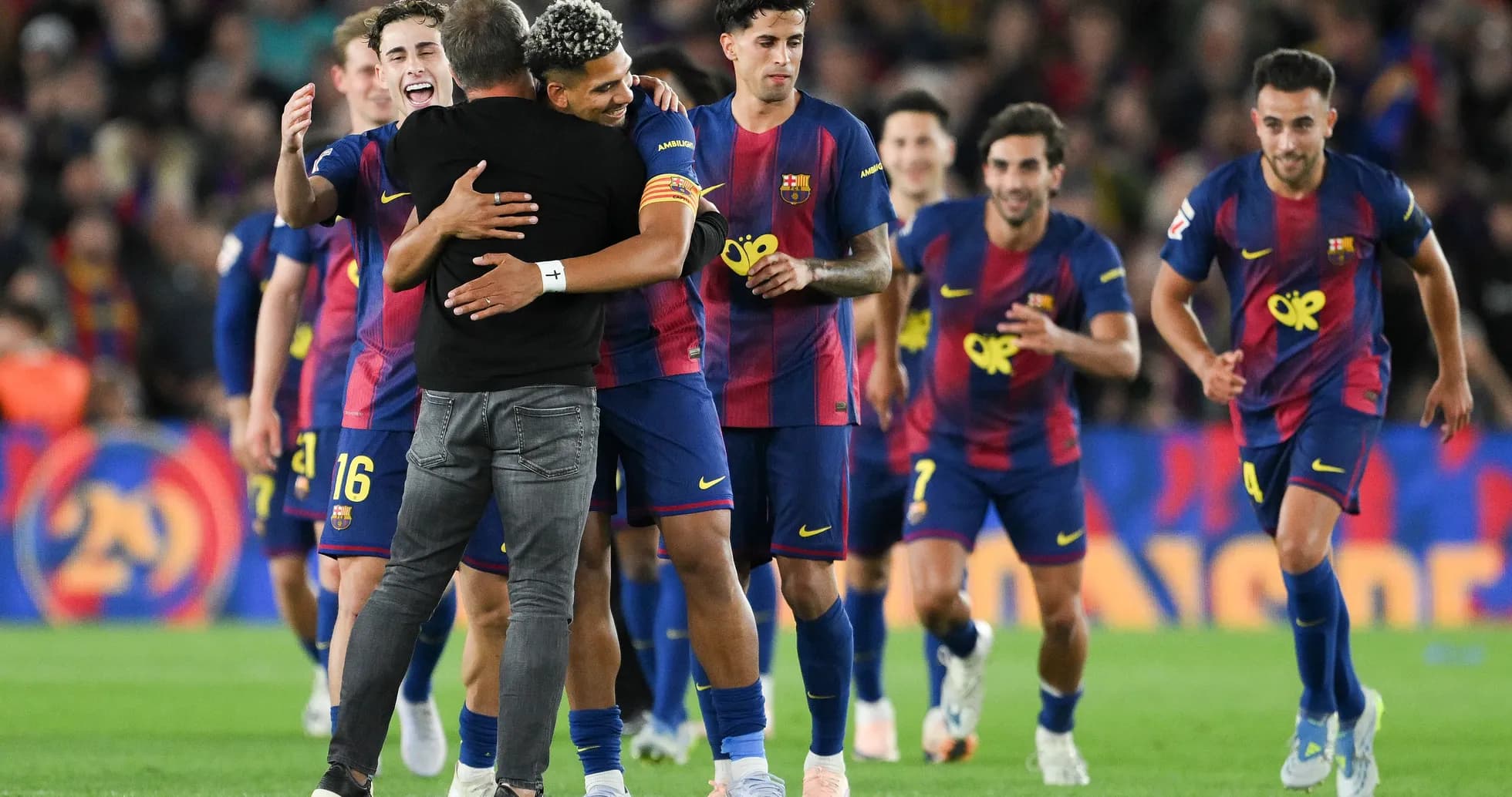 Jugadores del Barcelona celebrando un gol juntos