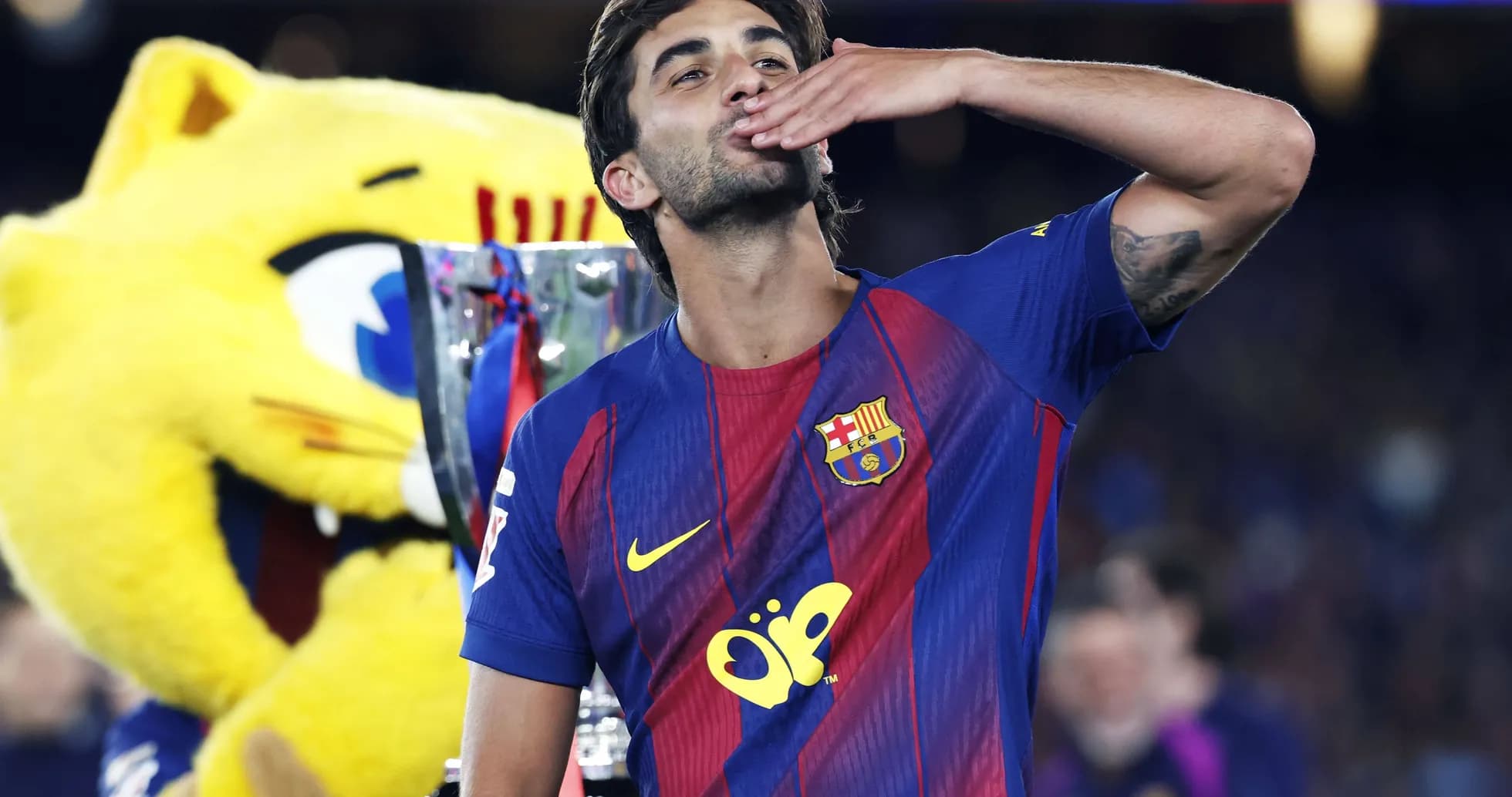 Jugador del FC Barcelona celebrando con trofeo