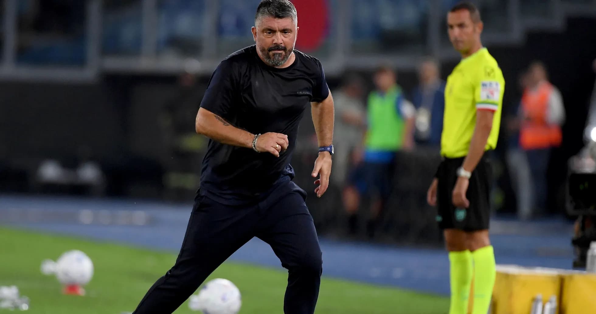Entrenador corriendo en la banda durante un partido