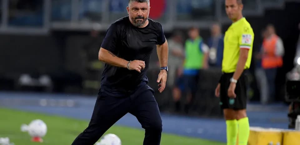 Entrenador corriendo en la banda durante un partido