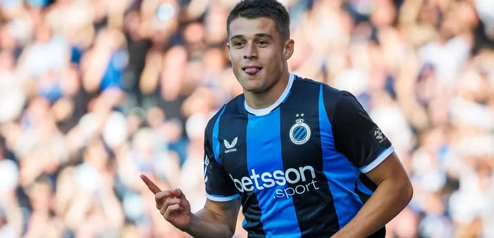 Jugador de Club Brujas celebra un gol en el estadio
