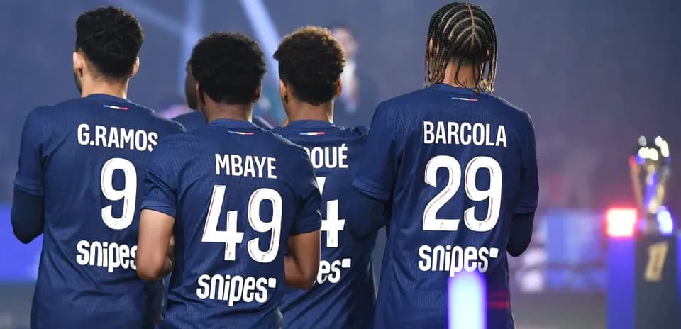 Jugadores de fútbol con camisetas de espaldas en el campo