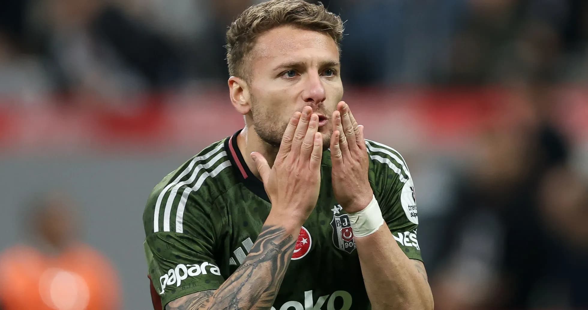 Jugador de Besiktas haciendo gesto con las manos