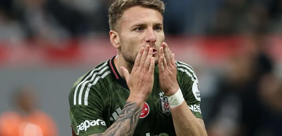 Jugador de Besiktas haciendo gesto con las manos