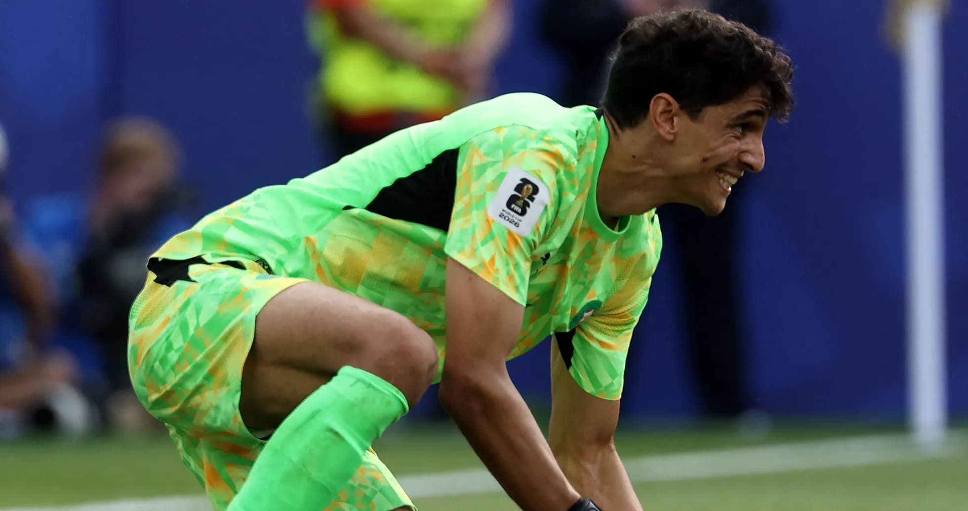 Portero en acción durante un partido de fútbol