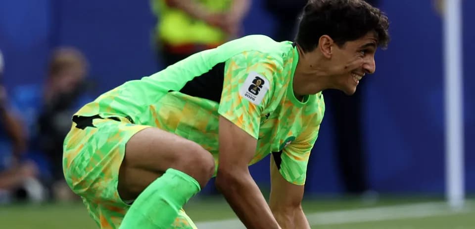 Portero en acción durante un partido de fútbol