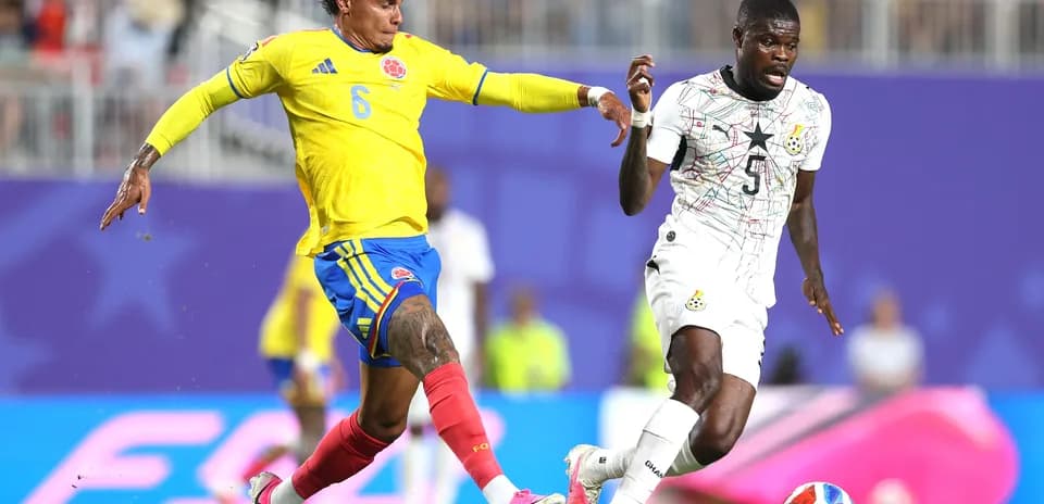 Jugador de Colombia persigue a jugador de Ghana