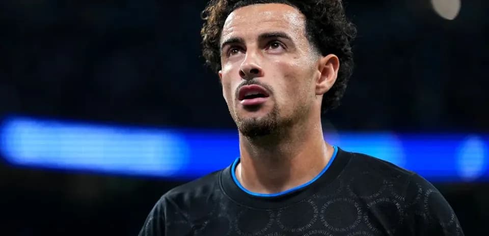 Jugador mirando hacia arriba en el campo de juego