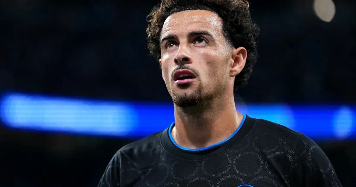 Jugador mirando hacia arriba en el campo de juego