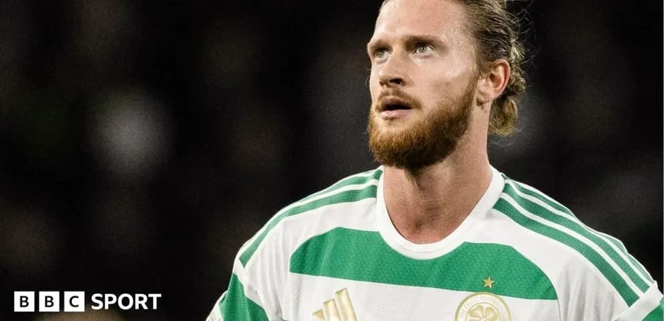 Jugador de Celtic con camiseta verde y blanca