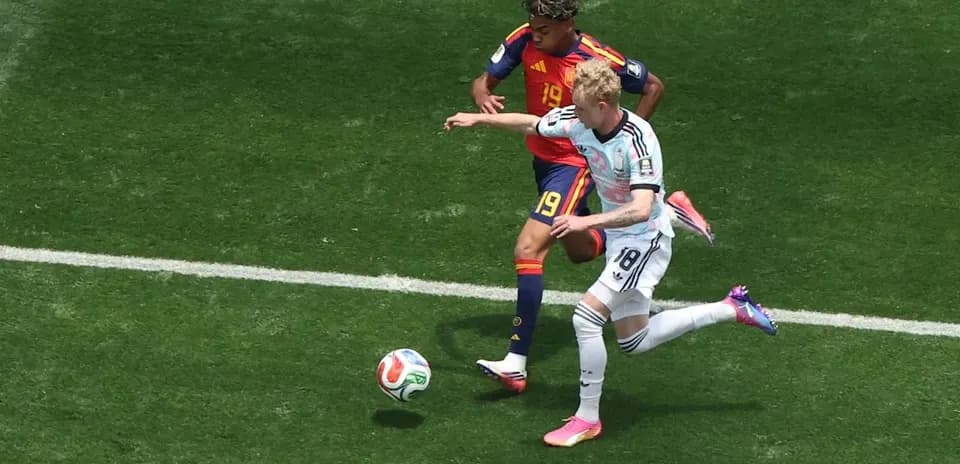 Jugadores de España y Alemania luchando por el balón