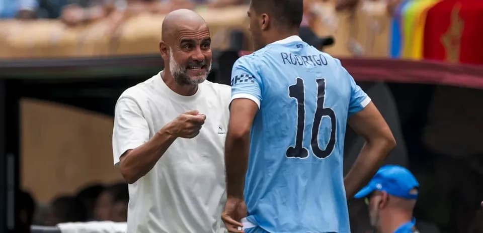 Entrenador hablando con jugador durante el partido