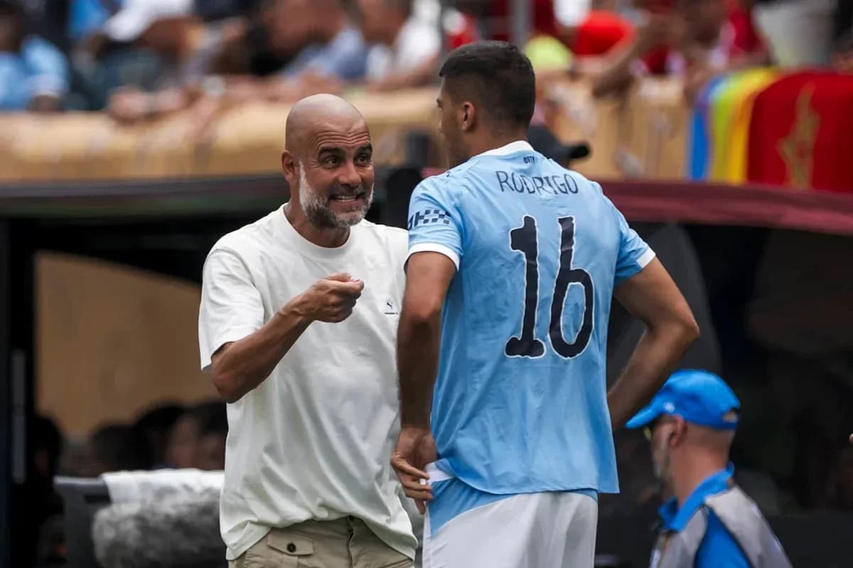Entrenador hablando con jugador durante el partido