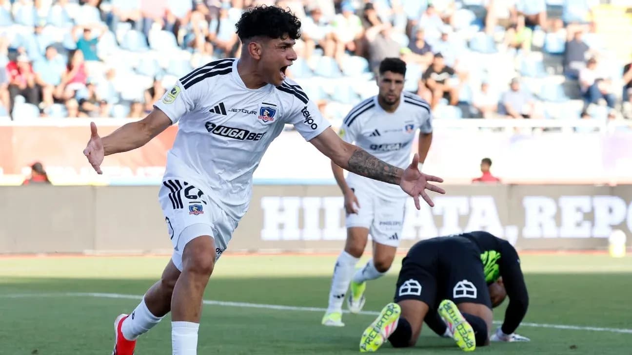Jugador de Colo Colo celebra un gol