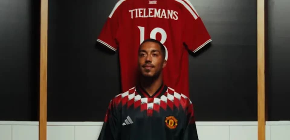 Jugador posando con camiseta en vestuario
