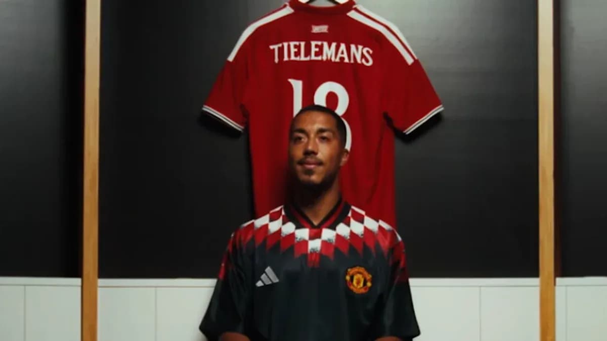 Jugador posando con camiseta en vestuario