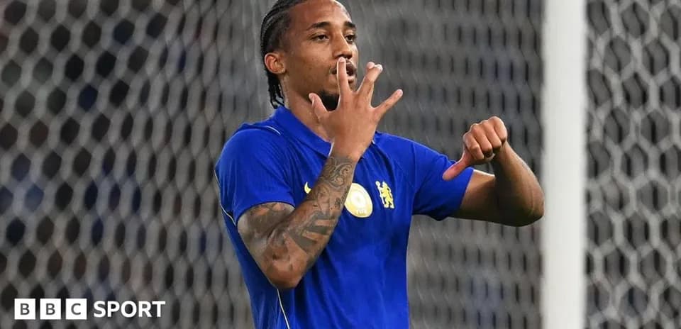 Jugador de fútbol mostrando el número cuatro con las manos