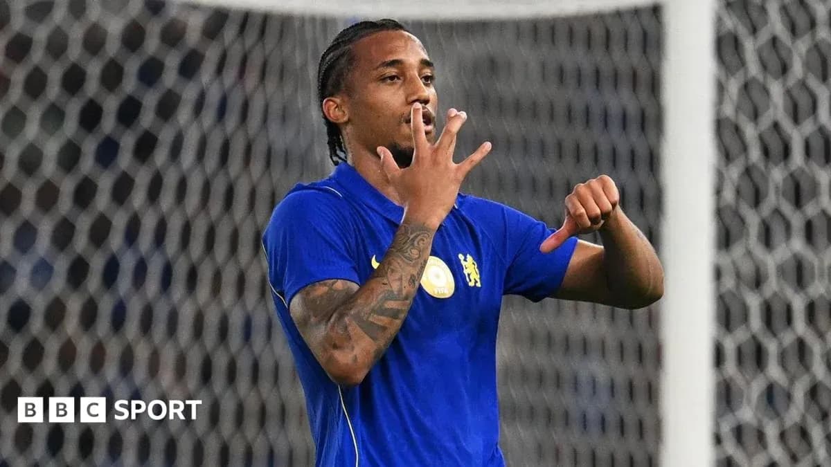 Jugador de fútbol mostrando el número cuatro con las manos