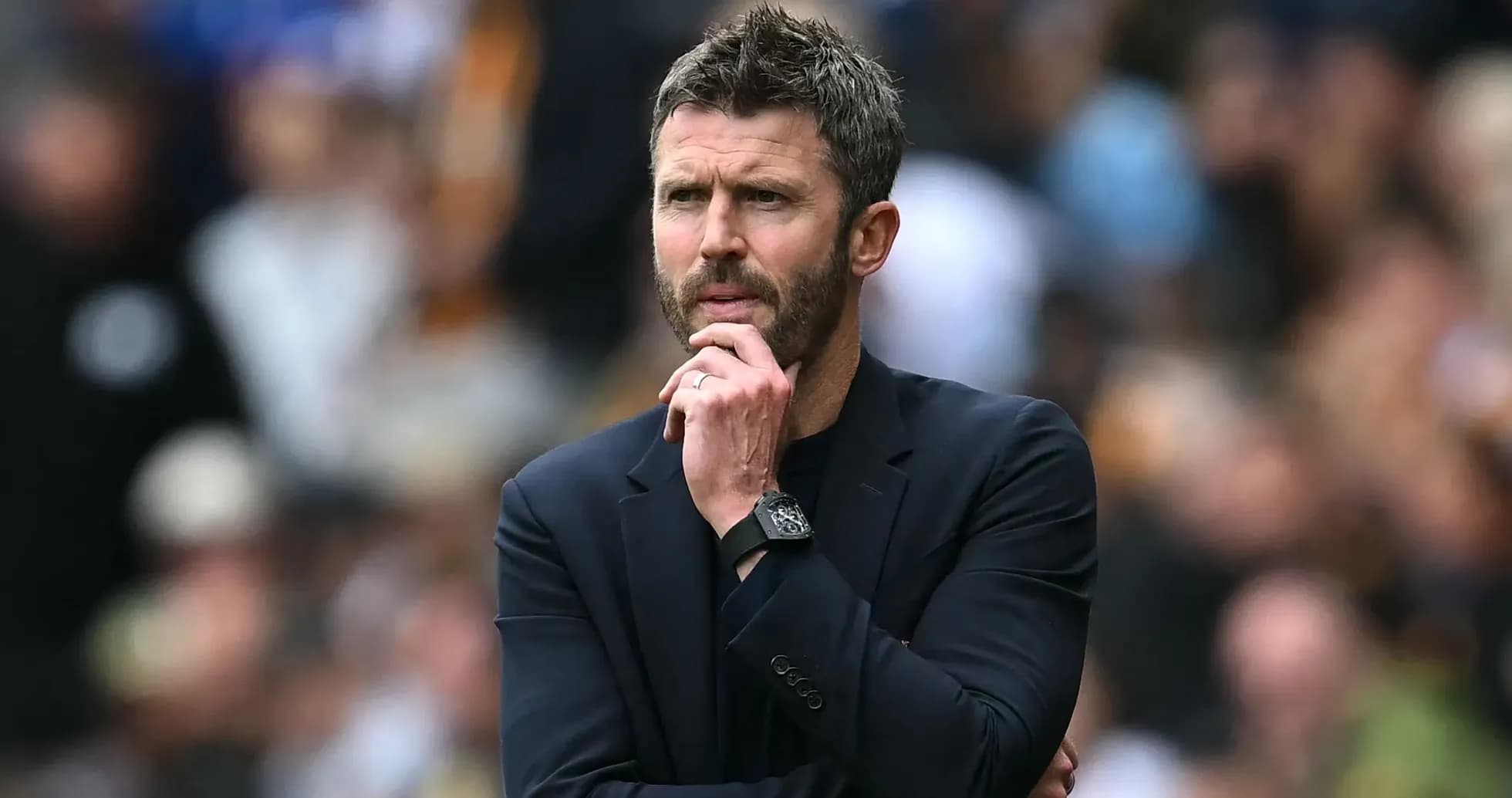 Entrenador observando el partido desde la banda