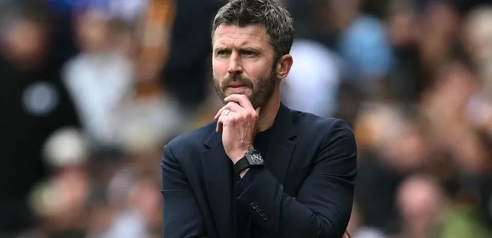 Entrenador observando el partido desde la banda