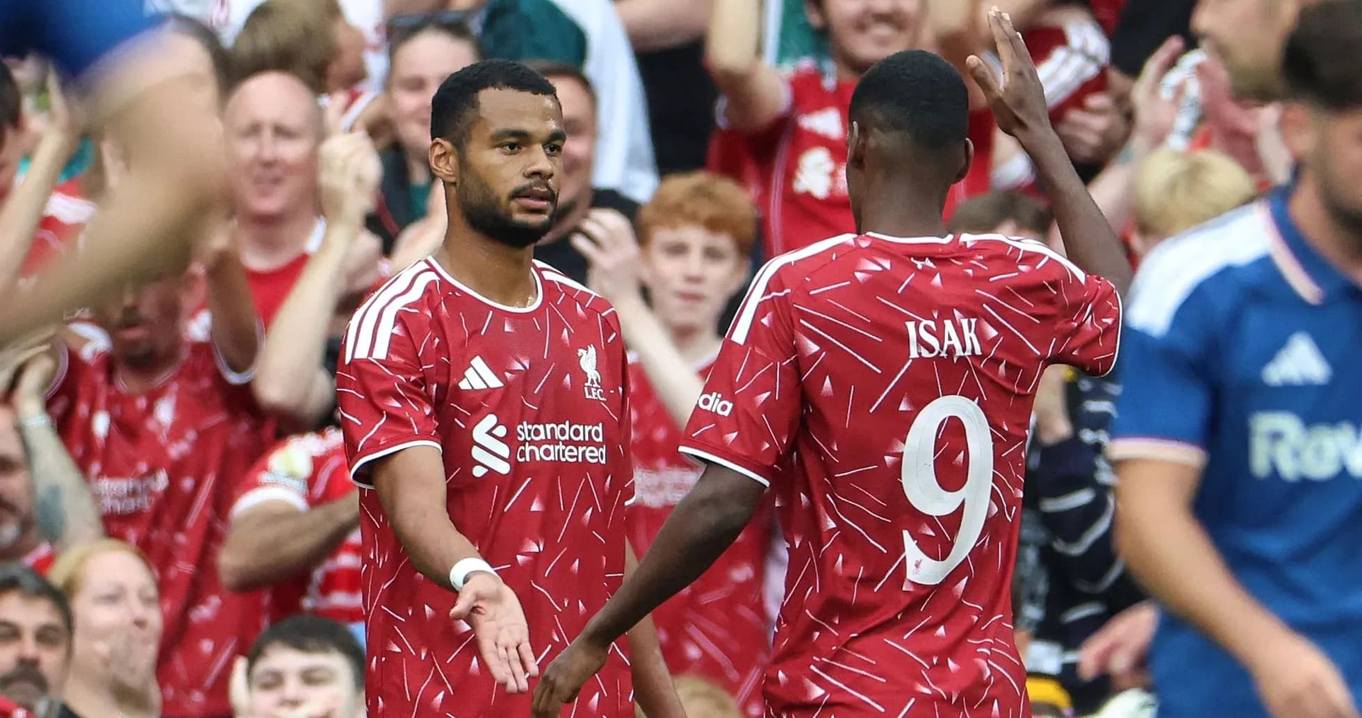 Jugadores de Liverpool celebrando un gol en el estadio
