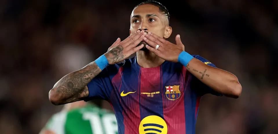 Jugador de Barcelona celebrando con un beso a la afición