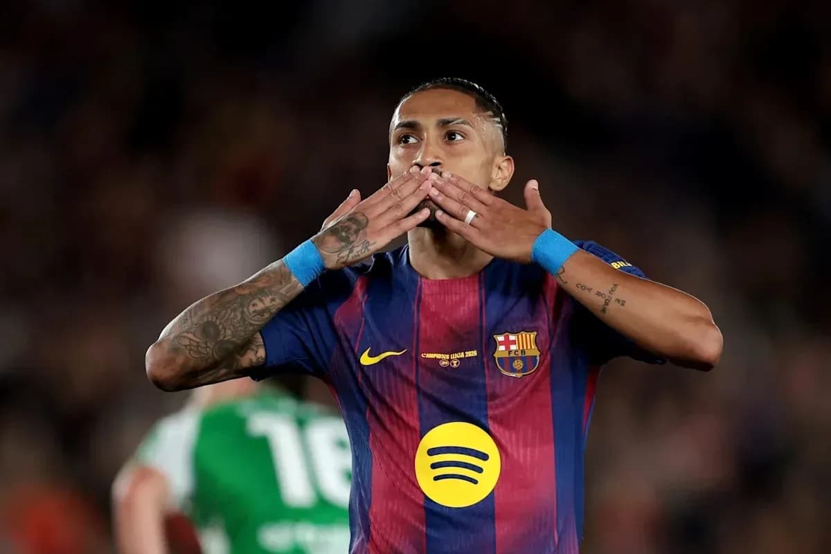 Jugador de Barcelona celebrando con un beso a la afición