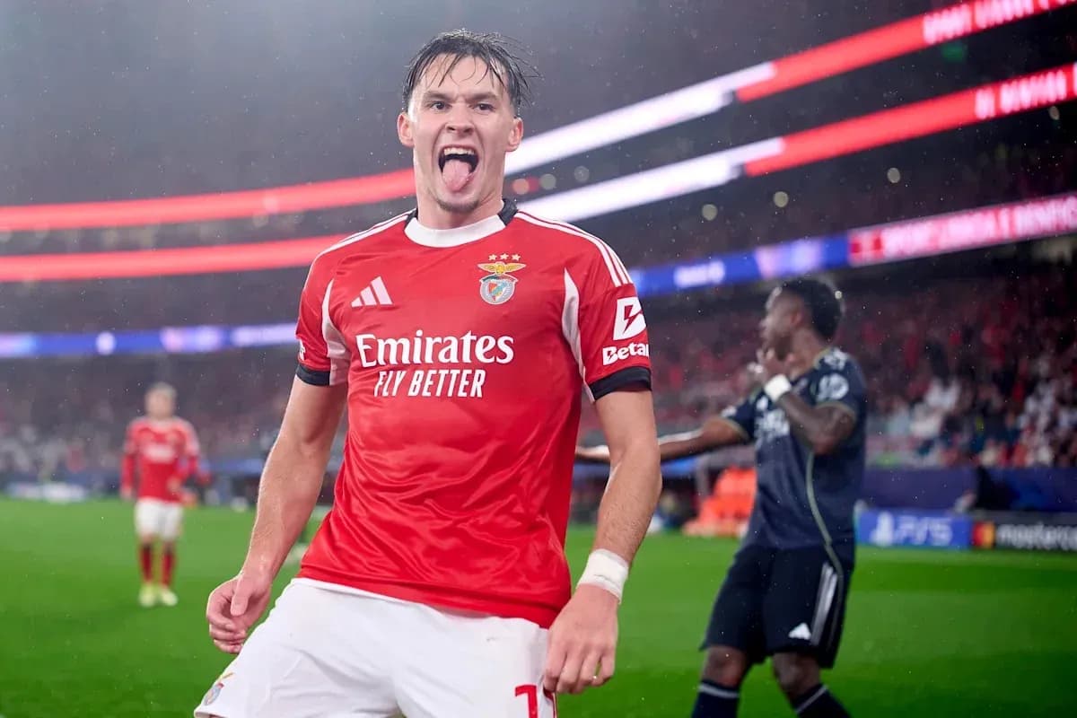 Jugador de Benfica celebrando un gol en el campo