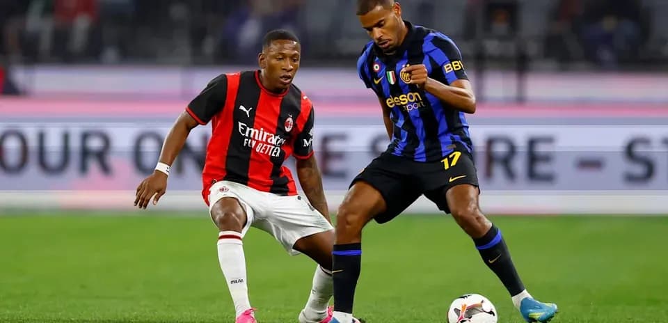 Jugadores de AC Milan e Inter de Milán disputando el balón