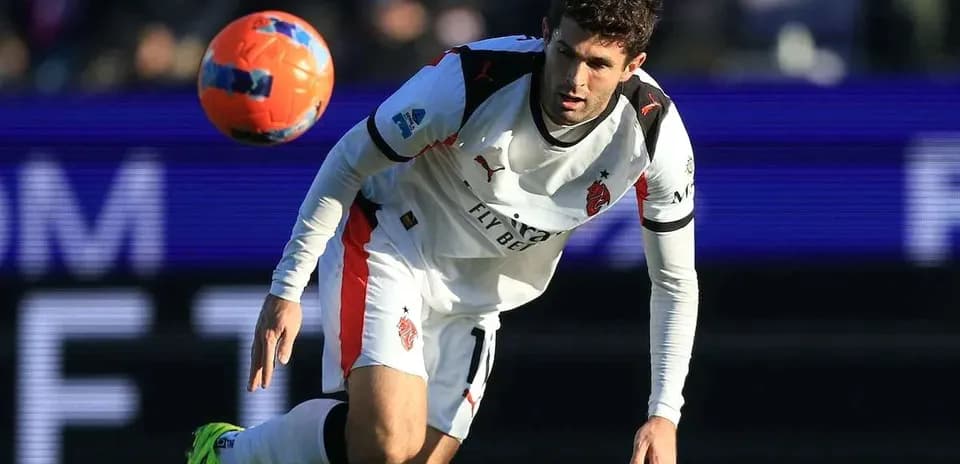Jugador intentando controlar el balón en el partido