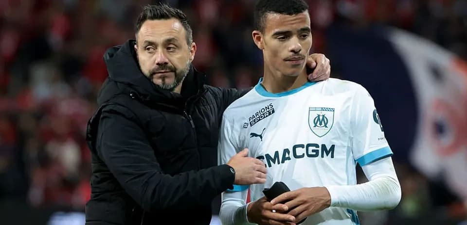 Entrenador consolando jugador tras el partido