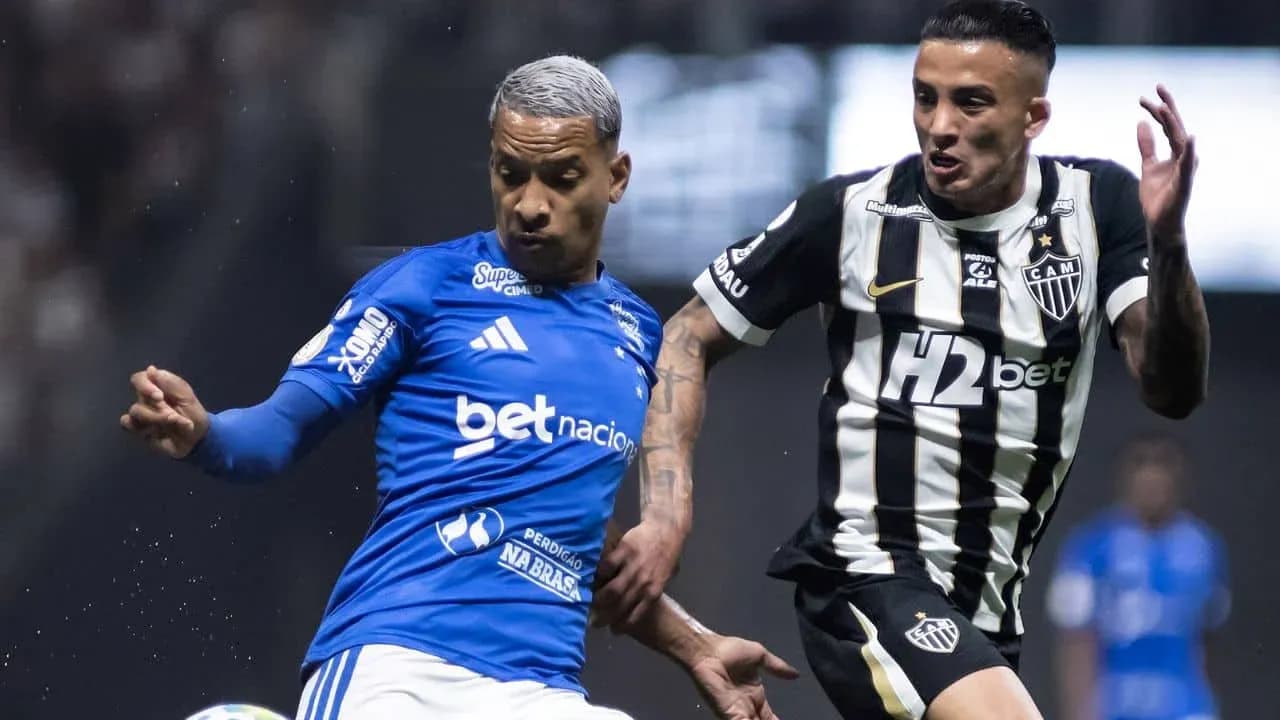 Jugadores de Atletico-MG y Cruzeiro compitiendo por el balón