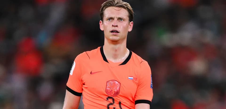 Jugador en camiseta naranja durante un partido