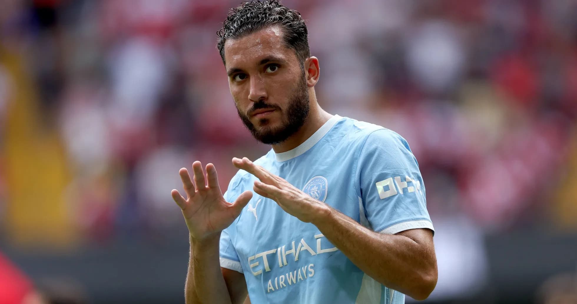 Jugador saludando en el campo de fútbol