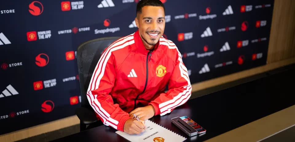 Jugador firmando contrato con Manchester United