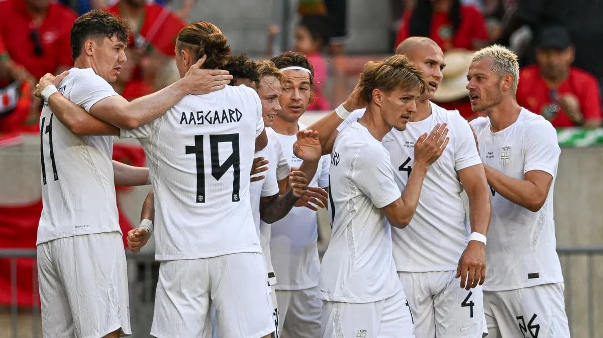 Jugadores celebrando un gol en partido de fútbol