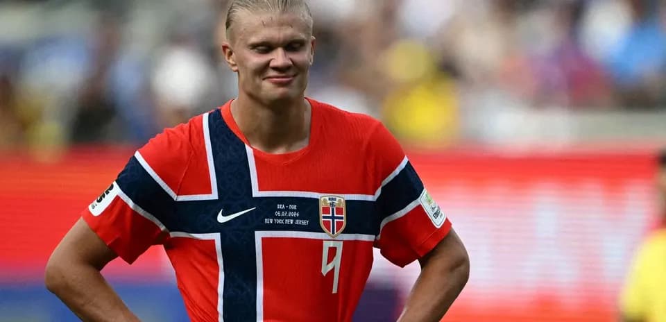 Jugador de Noruega con camiseta roja en el campo