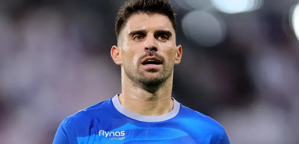 Jugador de fútbol con camiseta azul durante partido