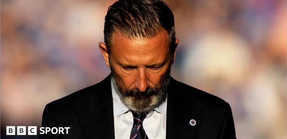 Entrenador con la cabeza agachada en el campo
