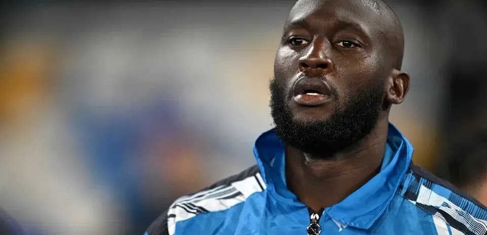 Jugador en uniforme azul de Napoli durante el calentamiento