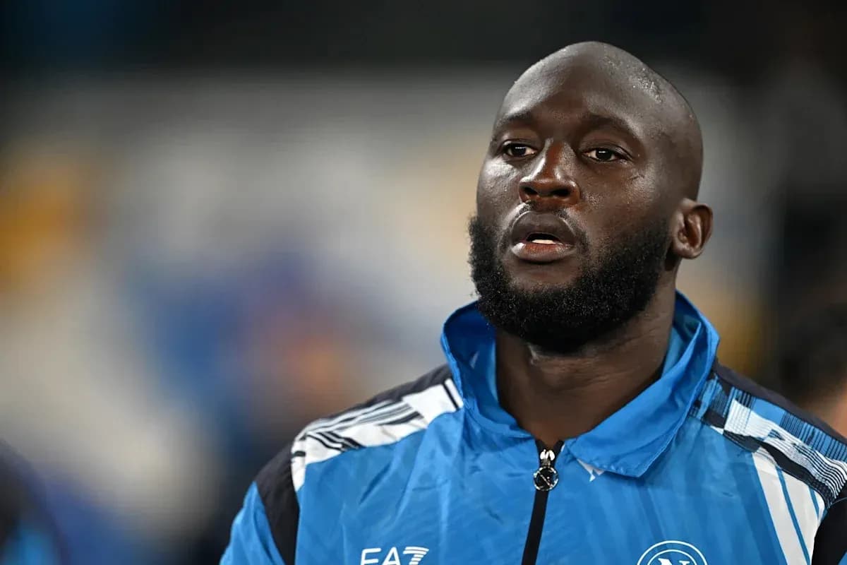 Jugador en uniforme azul de Napoli durante el calentamiento