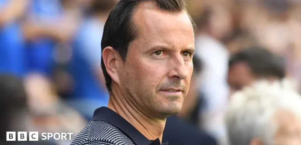 Entrenador observando el partido desde la banda