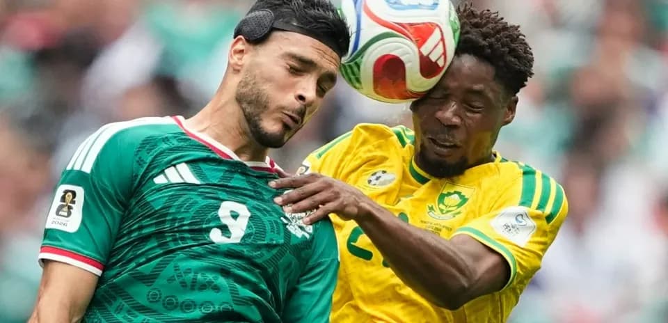 Jugador de México y Sudáfrica disputando el balón