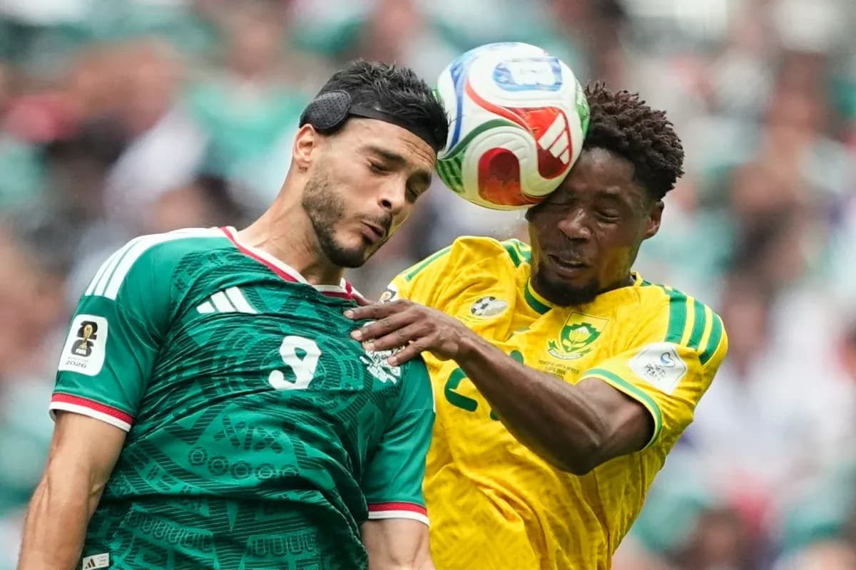 Jugador de México y Sudáfrica disputando el balón