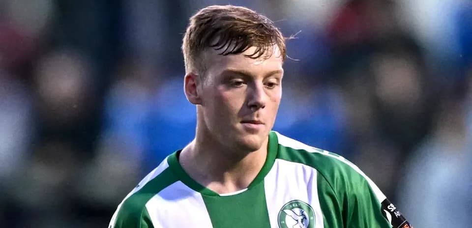 Jugador con camiseta verde y blanca durante el partido