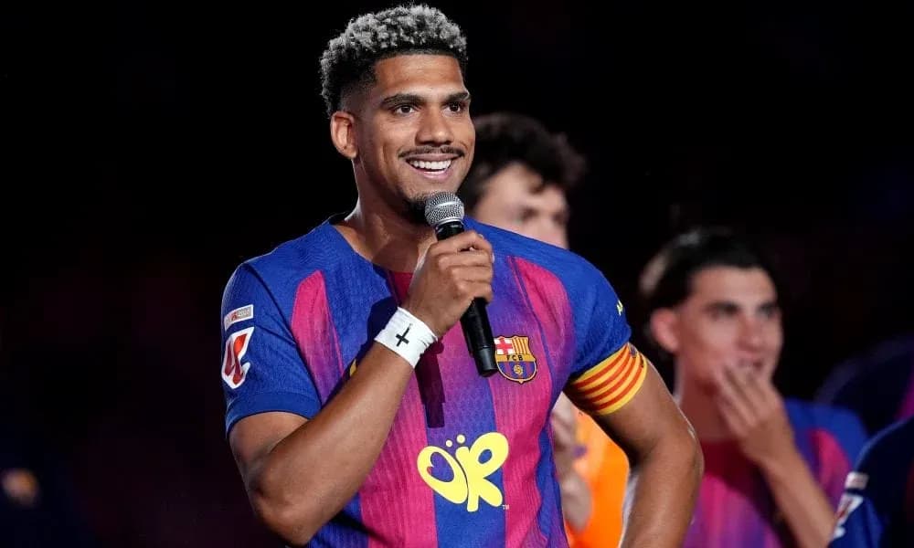 Jugador del FC Barcelona hablando con micrófono